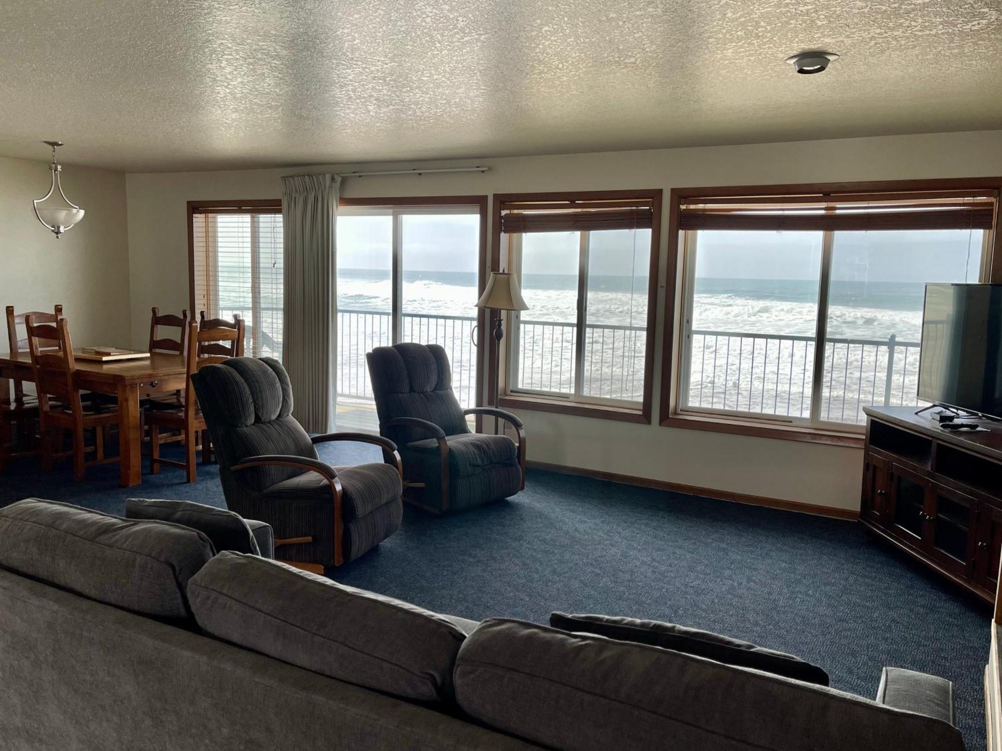Sandcastle Beachfront Lincoln City Room photo