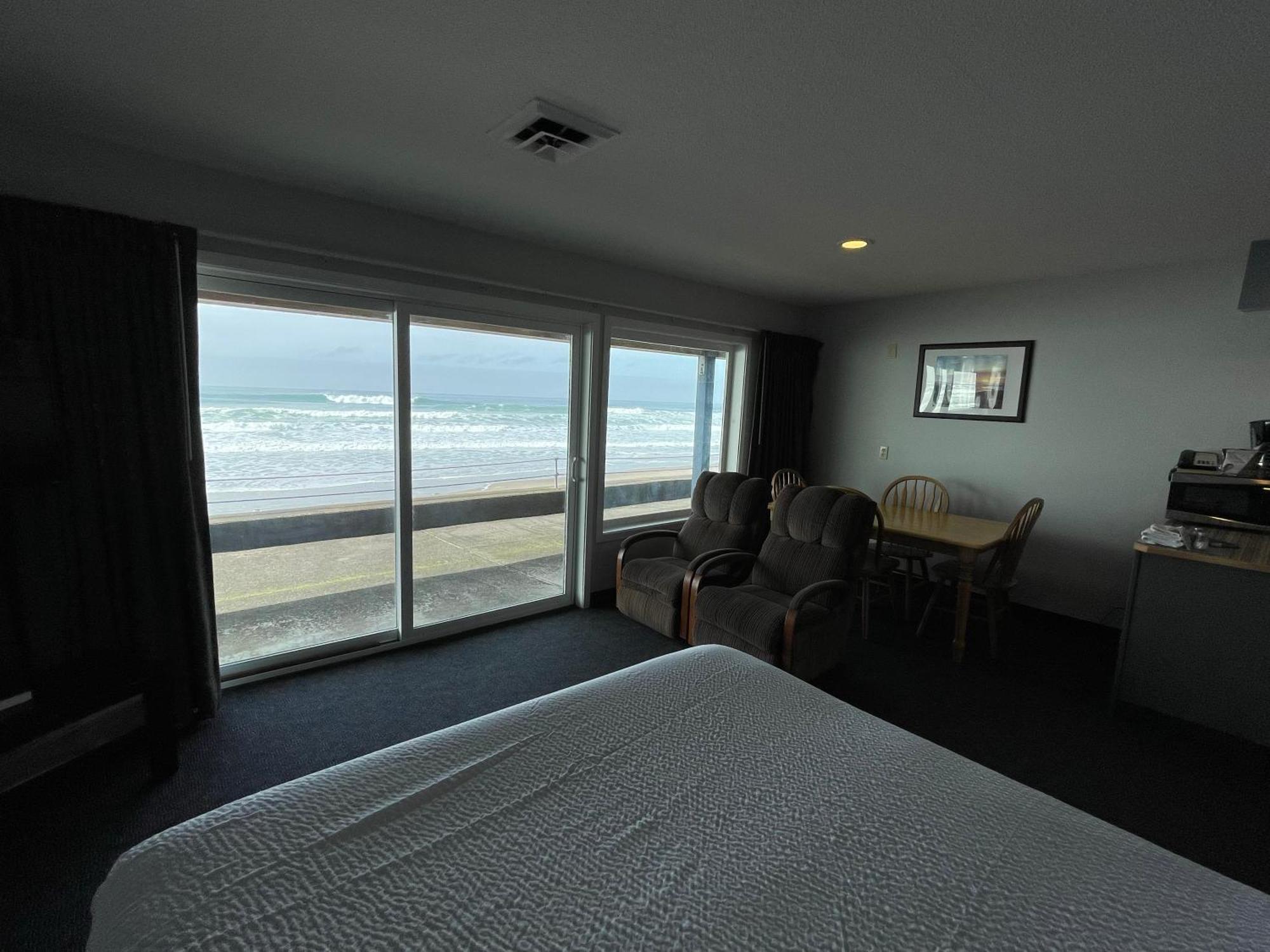 Sandcastle Beachfront Lincoln City Room photo