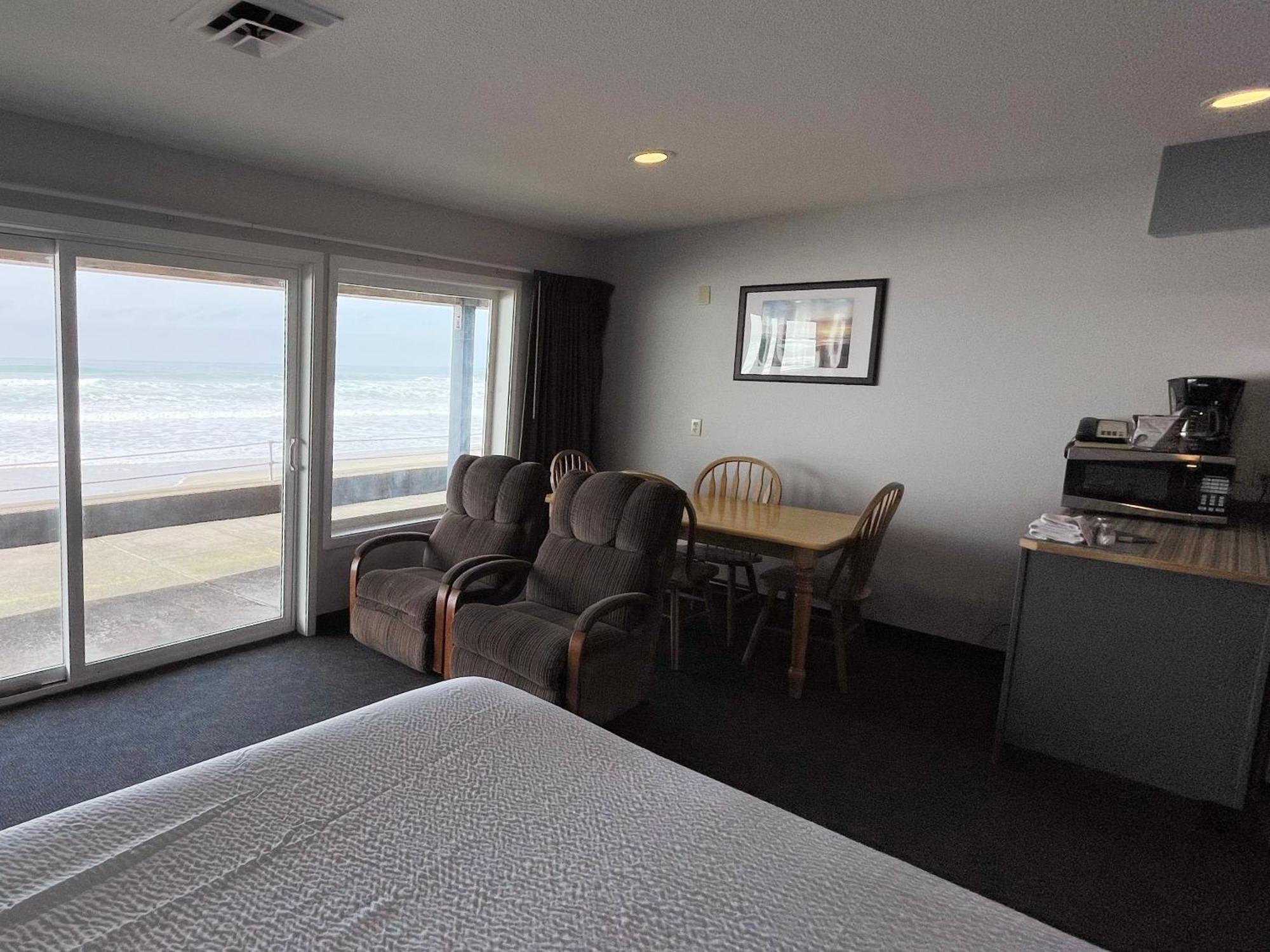 Sandcastle Beachfront Lincoln City Room photo
